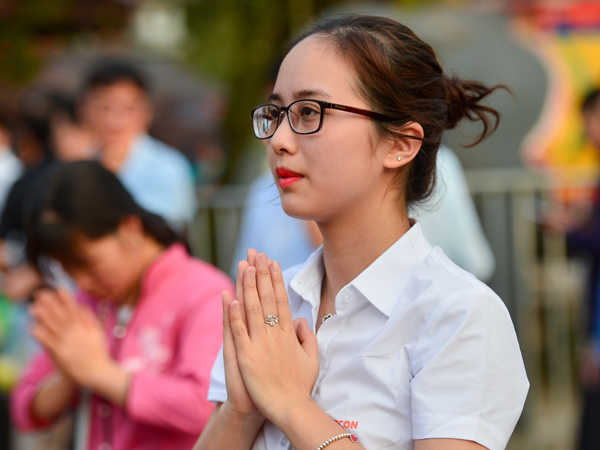 Nhân viên văn phòng tấp nập đến đền Trần trước giờ khai ấn