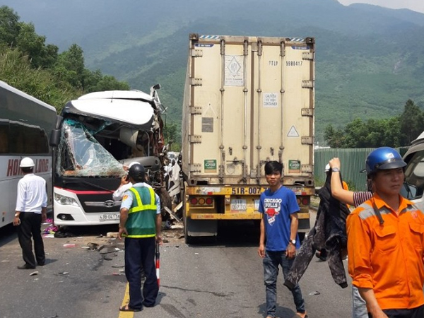 Nóng: Ô tô khách chở đoàn du lịch đấu đầu container, 11 người bị thương