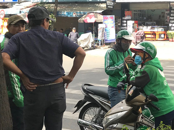 Tài xế mang áo Grab 'chặt chém' khách hàng Sài Gòn sau Tết