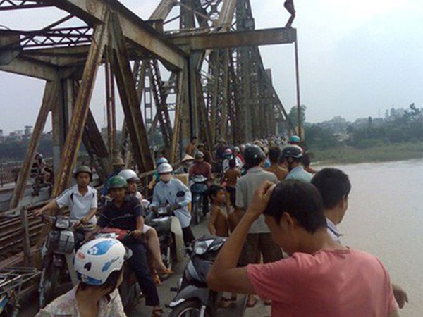 Thực hư thông tin đứng hóng mát cầu Long Biên, mẹ bế đứa lớn, đứa bé rơi xuống sông