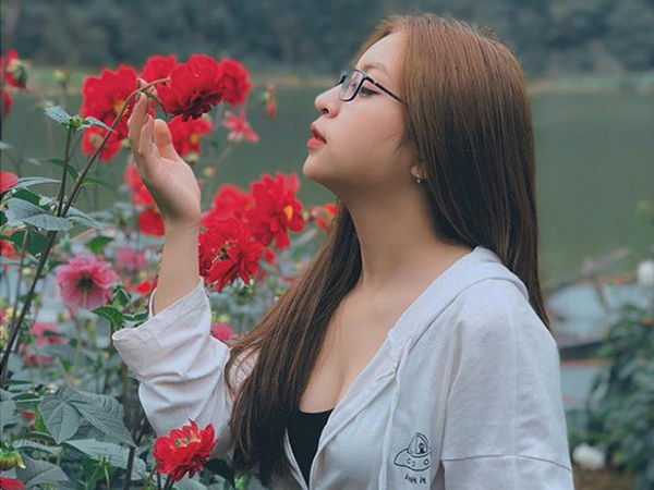 Tội cho Nhật Lê, mặc hơi sexy 1 tý đã bị netizen nhắc nhở: 'Anh Quang Hải nổi lên là chị bắt đầu thiếu vải'