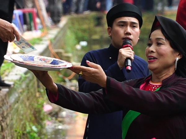 Video: Đến hẹn lại lên, 'ngả nón xin tiền' tiếp tục tái diễn tại hội Lim