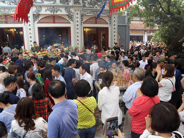 Vàng mã nghi ngút, tiền lẻ rải khắp phủ Tây Hồ rằm tháng Giêng