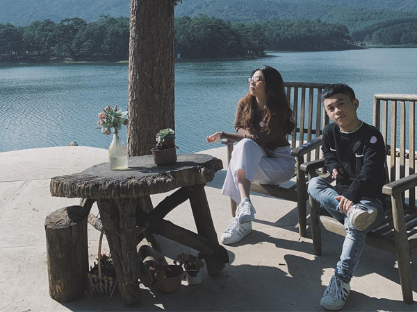 Chàng lùn 1m26 Xuân Tiến chỉ đứng tới vai bạn gái nhưng chụp ảnh couple kiểu gì cũng thấy đẹp mà tình nữa chứ