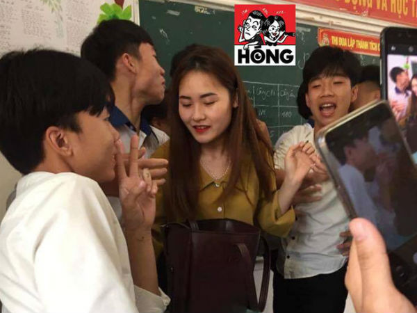 Đứng trên bục giảng, cô giáo bị học sinh bủa vây xung quanh, lén chụp ảnh vì quá xinh đẹp