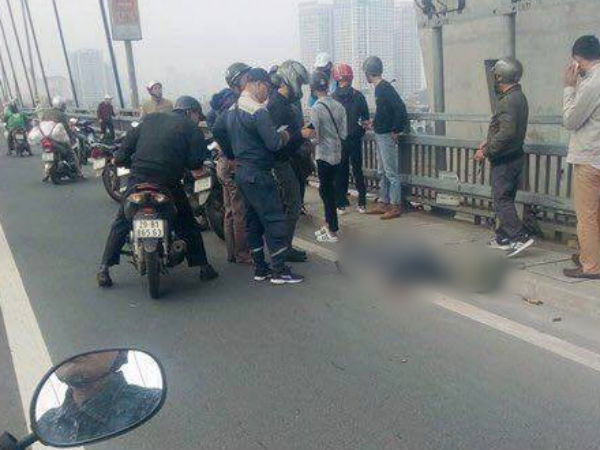Hà Nội: Va chạm với xe buýt, người đàn ông đi xe máy bị cán qua tử vong tại chỗ