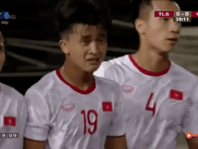 Khoảnh khắc Danh Trung bật khóc sau khi ghi bàn mở tỷ số vào lưới U22 Timor Leste