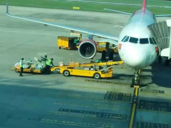 Kỷ luật các nhân viên ném hành lý ký gửi của hành khách ở Sân bay quốc tế Đà Nẵng