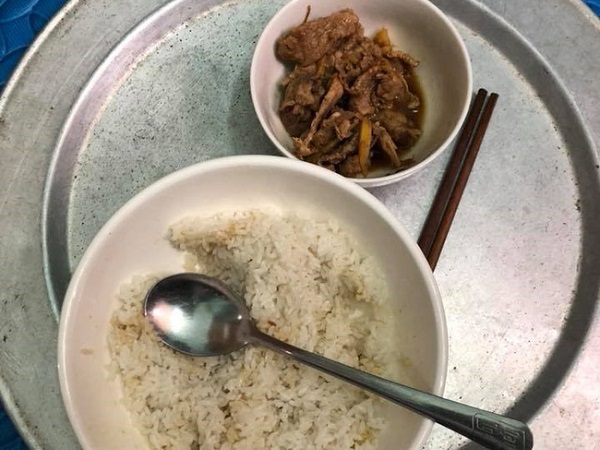 Mâm cơm cữ khô khốc của mẹ trẻ gây ám ảnh đầu năm, cư dân mạng khuyên nên tự nấu mà ăn