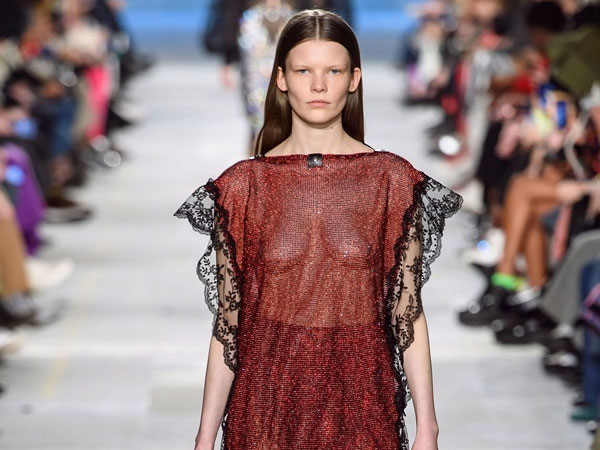 Người mẫu của Christopher Kane diễn đồ xuyên thấu không nội y