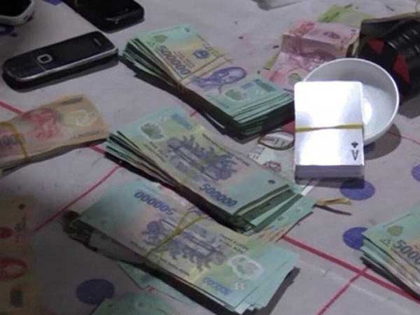 Phó Bí thư cùng Trạm trưởng y tế xã bị bắt khi đang sát phạt nhau trên chiếu bạc