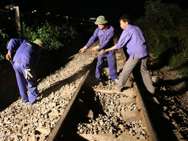 Tàu hàng trật bánh, đường sắt Bắc Nam tê liệt nhiều giờ