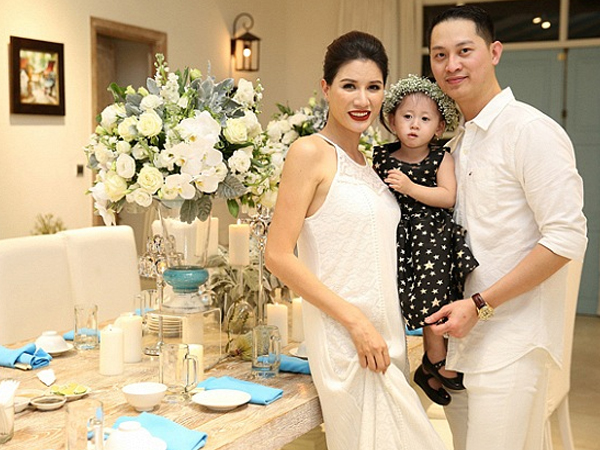 Trang Trần 'khóc vì ức' khi được chồng Việt kiều tặng món quà sinh nhật lạ lùng này