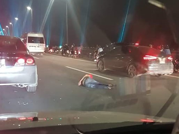 Hà Nội: Một người đàn ông đi bộ trên cầu Nhật Tân bị ô tô tông nguy kịch