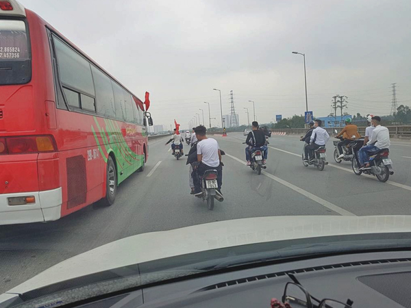 Hàng chục xe máy bất chấp đi vào đường cấm, dàn hàng ngang chặn ô tô chở tân binh để 'tiễn bạn lên đường'