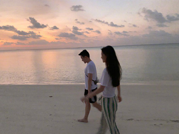 Hé lộ ảnh Angelababy dạo biển cùng người đàn ông lạ mặt, dấy lên tin đồn đã hoàn thành thủ tục ly hôn Huỳnh Hiểu Minh