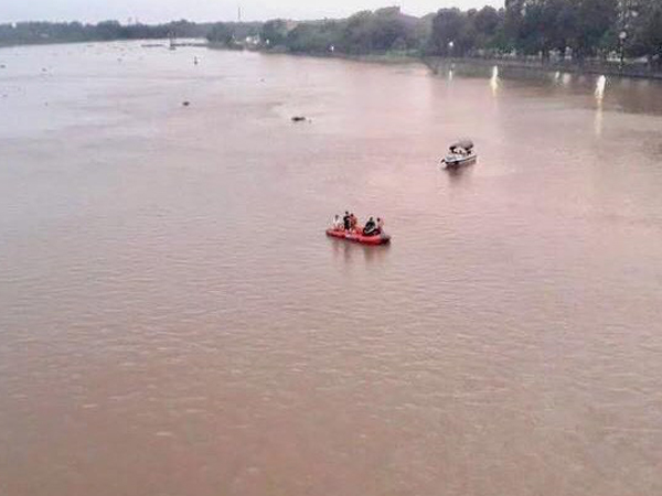 Mặc người đi đường la hét, nam thanh niên vẫn lao xuống sông Sài Gòn