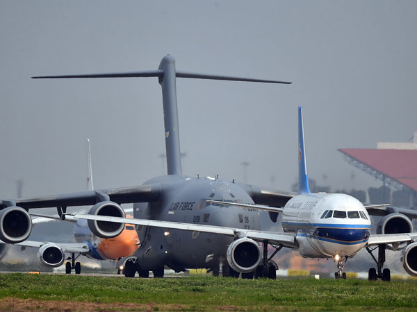 'Ngựa thồ' C-17 của Mỹ xếp hàng chờ cất cánh tại Nội Bài
