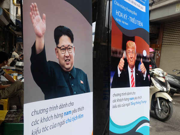 Người Hà Nội xếp hàng để cắt kiểu tóc của ông Donald Trump và ông Kim Jong Un