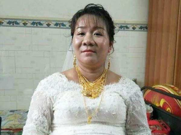 Cô dâu lớn tuổi gây sốt mạng vì đeo vàng trĩu cổ, nhìn sang nhan sắc chú rể ai cũng phải giật mình