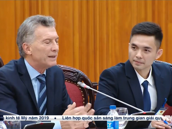 Dân tình vui buồn lẫn lộn khi tìm thấy 'in4' của chàng phiên dịch viên điển trai 'chiếm sóng' thời sự VTV, đây là lí do!