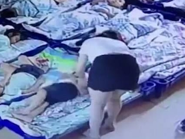 Giáo viên mầm non ngược đãi trẻ em không thương tiếc, lấy kẹp giấy đâm vào người hơn 20 đứa trẻ để bắt ngủ trưa
