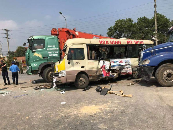 Hà Nội: 1 người phụ nữ đứt lìa tay sau vụ tai nạn liên hoàn trên Đại lộ Thăng Long