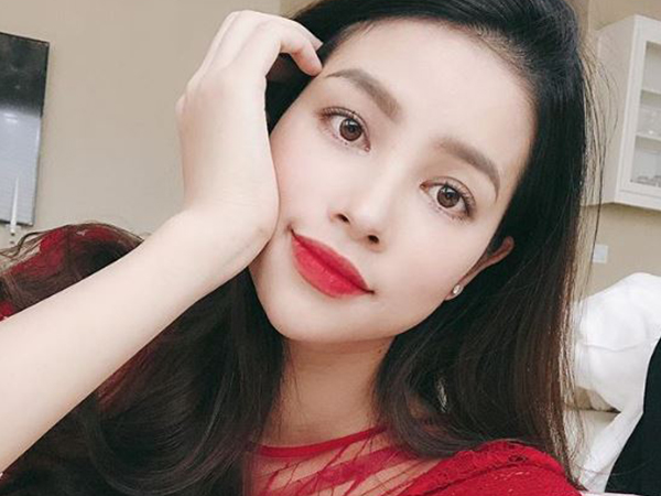 Hoa hậu Phạm Hương khoe ảnh 'hồn nhiên tuổi 13', anti-fan vào 'phản dame' cực gắt