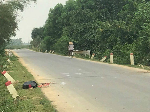 Nam thanh niên đi xe máy tử vong khi tông vào trâu đi bên đường