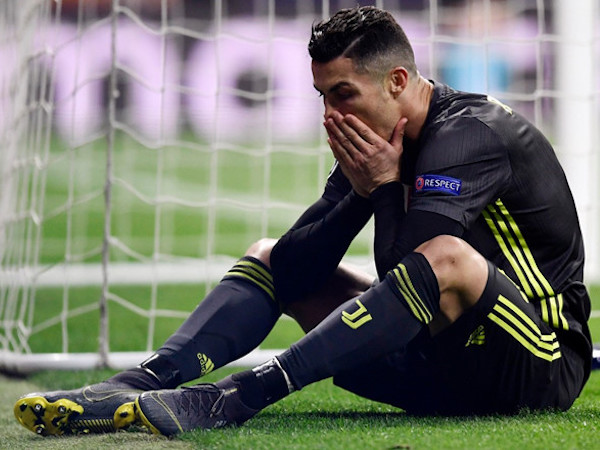 Chủ tịch Atletico đáp trả Ronaldo sau màn chế giễu giơ 5 ngón tay