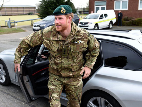 Hoàng tử Harry lẻ bóng một mình khi vợ bầu Meghan tiệc tùng ồn ào ở Mỹ, nhìn gia đình Công nương Kate khác xa một trời một vực