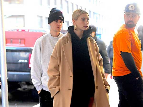 Justin Bieber và vợ xuất hiện buồn bã nhưng bình luận của dân mạng mới là điều đáng chú ý