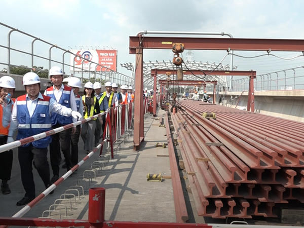 Video: Chủ tịch TP HCM thị sát metro 1, hứa thanh toán nợ nhà thầu