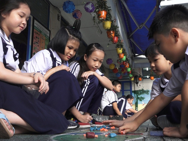 Video: Trò chơi dân gian trong giờ ra chơi của ngôi trường Sài Gòn