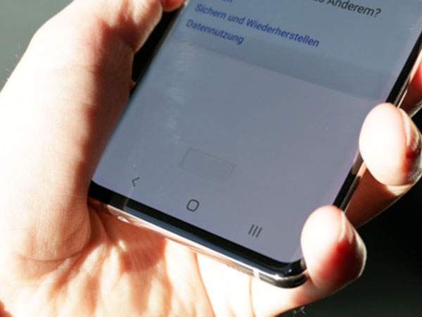 Cảm biến vân tay Galaxy S10 hiện dưới ánh sáng mạnh