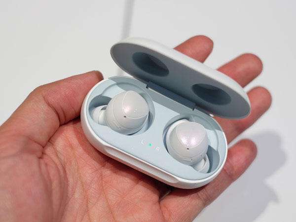 Galaxy Buds - đối thủ của Apple AirPods