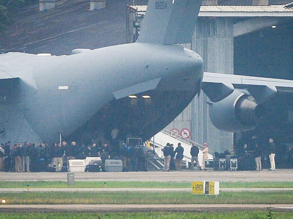Hàng trăm mật vụ Mỹ bước ra khỏi C-17 xuống sân bay Nội Bài