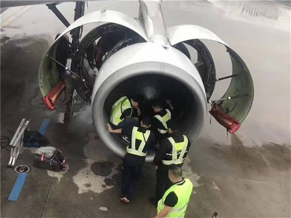 Khách Trung Quốc ném đồng xu vào động cơ để cầu may, chuyến bay bị hủy