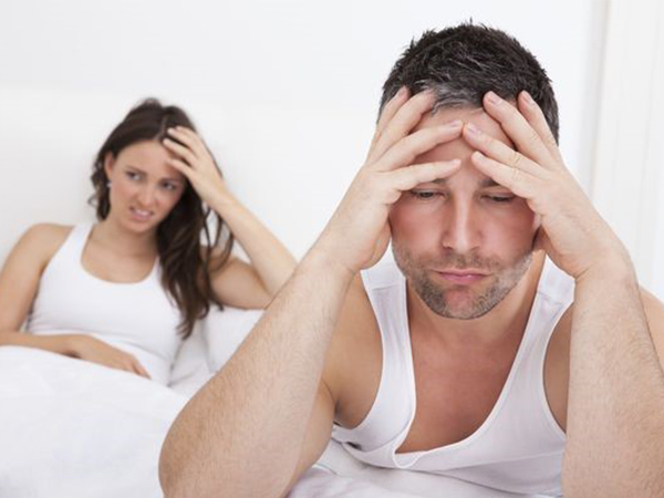 Đang hừng hực ái ân bỗng dưng 'sợ vợ' vì lý do bất ngờ