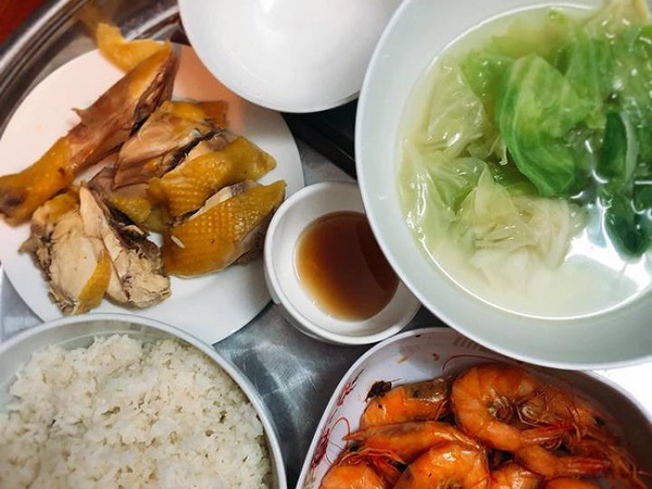 Nàng dâu khoe mâm cơm cữ cực ngon do mẹ chồng nấu, chị em xem xong lại hoảng hốt khuyên đừng ăn bát canh