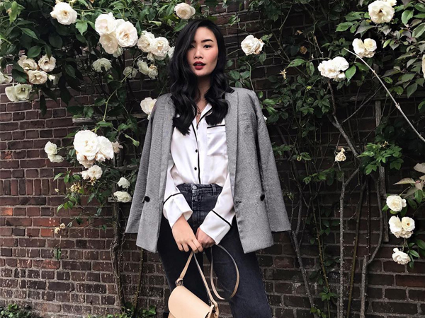 Nếu trời chỉ se lạnh, bạn hãy nghĩ đến công thức mix áo thun/sơ mi + blazer dễ mặc và chắc chắn sẽ đẹp này