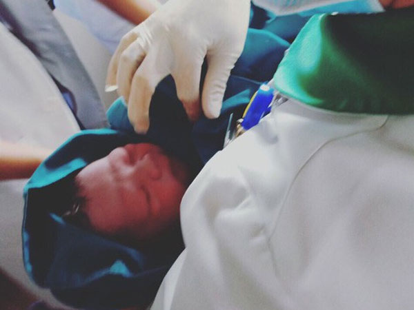 Nhân viên bán vé đỡ đẻ thành công... trong nhà vệ sinh Bến xe Miền Đông