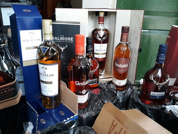 Tạm giữ lô hàng gần 1.200 chai rượu ngoại nhập lậu