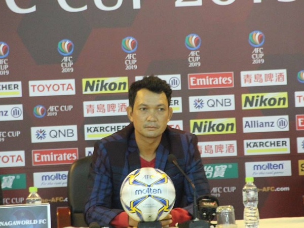 AFC Cup 2019: HLV Naga World đánh giá cao Văn Quyết hơn Quang Hải