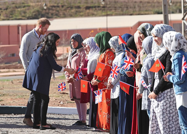 Bà bầu Meghan 'lấn át' chồng trong sự kiện, khiến Hoàng tử Harry ngượng ngùng xấu hổ vì điều này