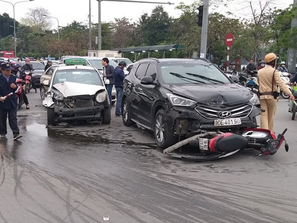 Lái xe Santafe nghi ngủ gật đâm hàng loạt xe đang dừng chờ đèn đỏ, 1 người bị thương