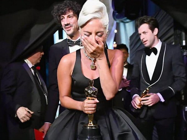 Nắm chặt tượng vàng đầu tiên trong sự nghiệp, Lady Gaga khóc nghẹn trong hậu trường khiến fan xúc động