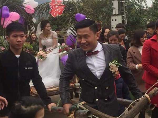 Người đàn ông tự tay kéo xe bò, rước vợ về nhà trong đám cưới khiến dân mạng tấm tắc khen