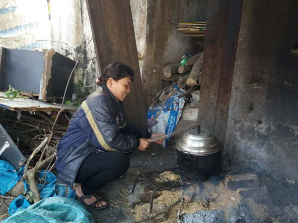 Người mẹ đơn thân nuôi 2 người con viết đơn xin ra hộ nghèo, nhường cho gia đình khó khăn hơn