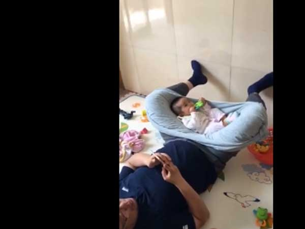 Phải trông con lúc đang dở trận game, bố trẻ sáng tạo ra ngay chiếc nôi có 1-0-2 khiến dân mạng phục sát đất